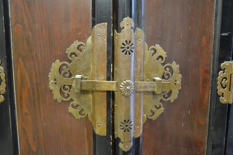 IMPORTANT AUTEL DOMESTIQUE EN BOIS DORE ET BOIS NOIRCI - Japon - La niche centr…