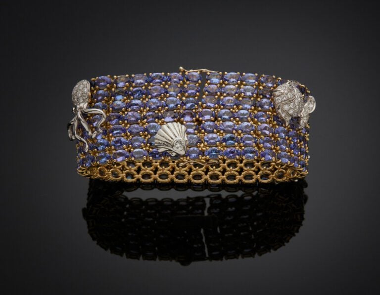 Important BRACELET "manchette" en or jaune (750) serti de sept alignements de t…