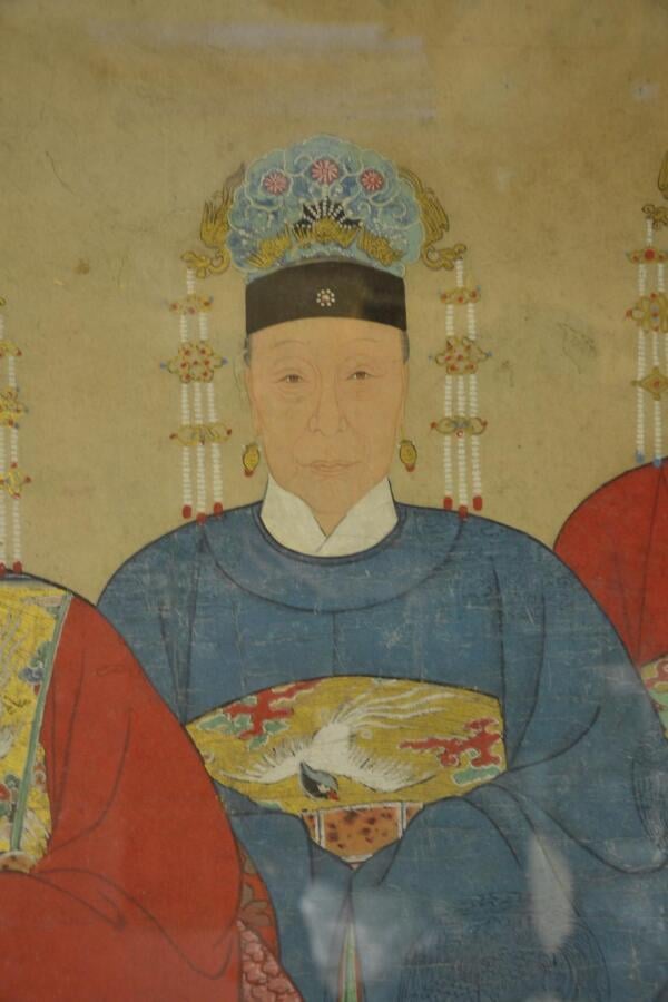 IMPORTANT PORTRAIT D'ANCETRES FEMININS SUR PLUSIEURS GENERATIONS - Chine, XXe s…