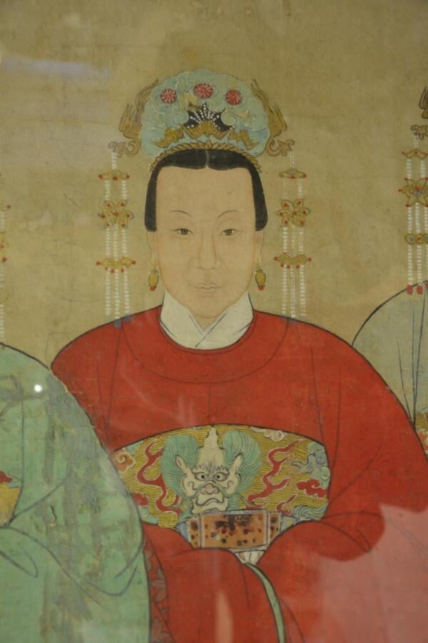IMPORTANT PORTRAIT D'ANCETRES FEMININS SUR PLUSIEURS GENERATIONS - Chine, XXe s…