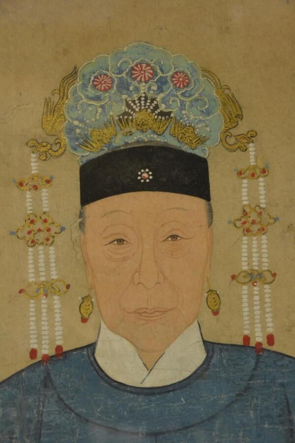 IMPORTANT PORTRAIT D'ANCETRES FEMININS SUR PLUSIEURS GENERATIONS - Chine, XXe s…