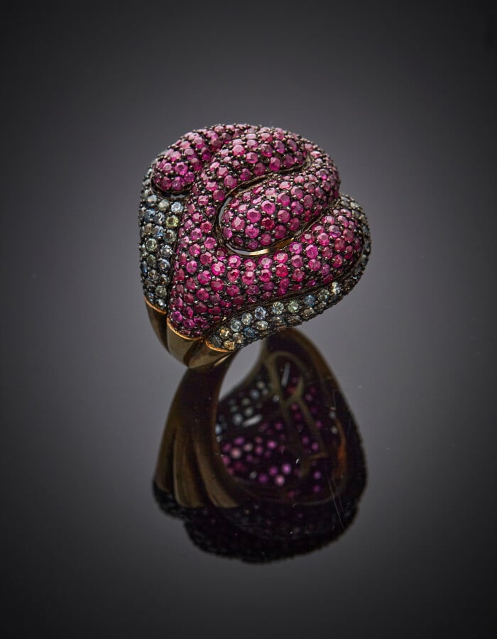 Importante BAGUE bombée en vermeil et argent noirci (925) à motifs entrelacés,…