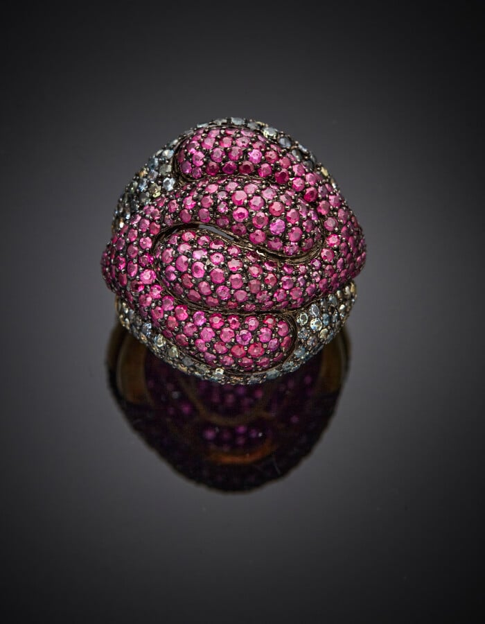 Importante BAGUE bombée en vermeil et argent noirci (925) à motifs entrelacés,…