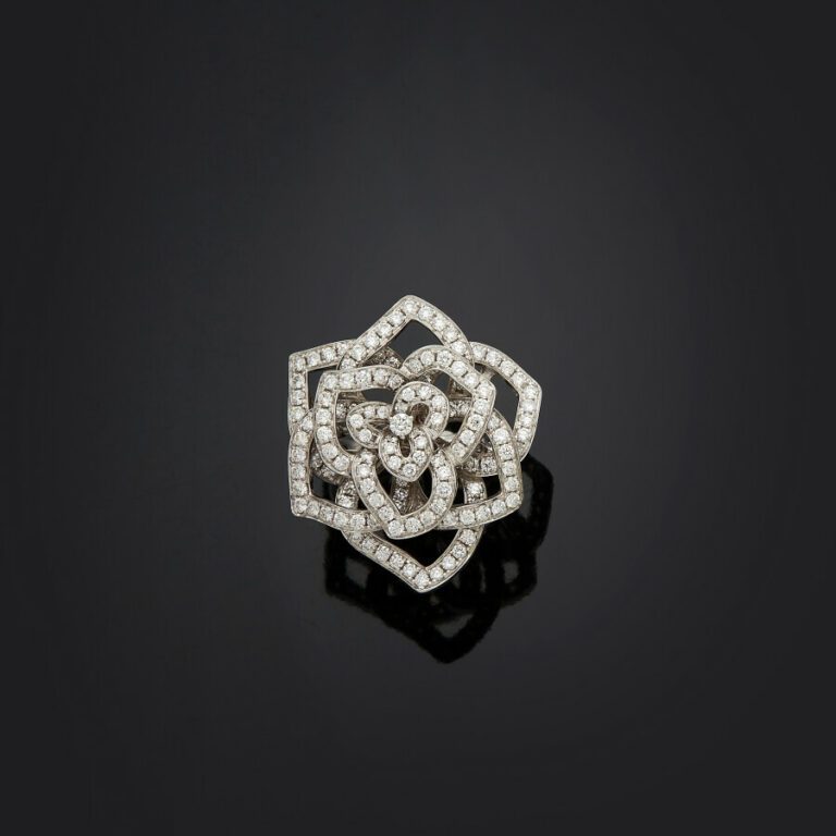 Importante BAGUE « Camélia » en or gris (750) ajouré, serti de diamants taille…