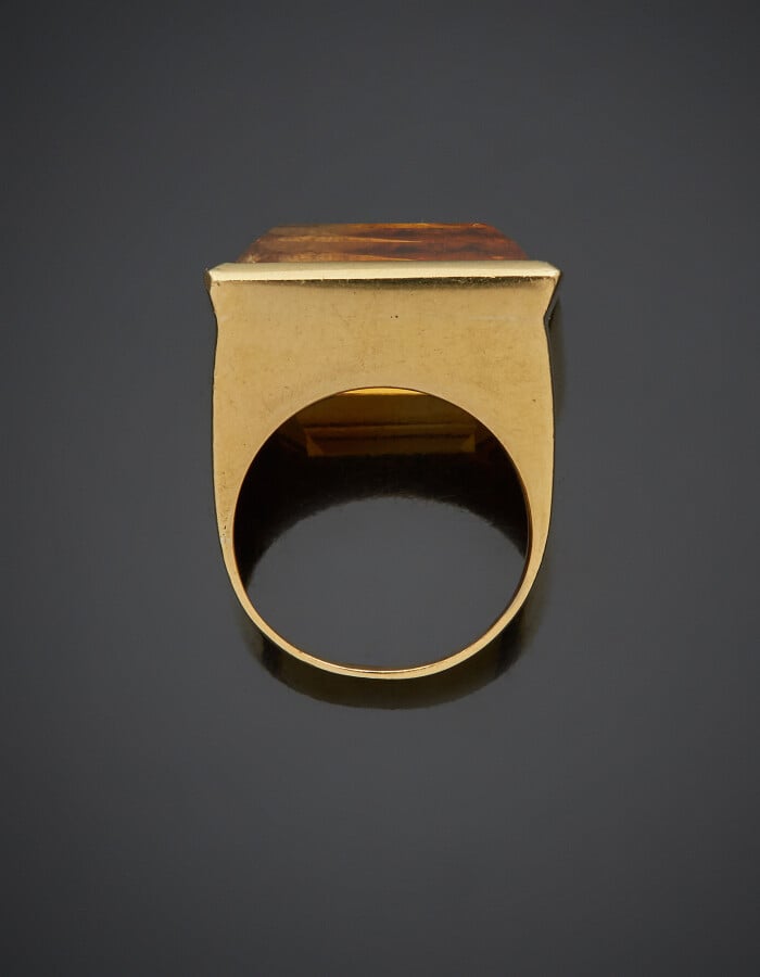 Importante BAGUE "chevalière" en or jaune (750) serti d'une citrine rectangulai…