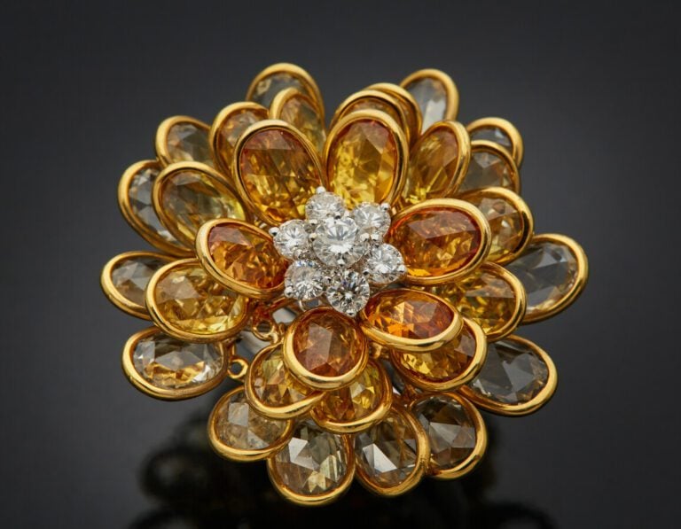 Importante BAGUE « fleur » en or jaune et or gris (750 ) les pétales articulés…