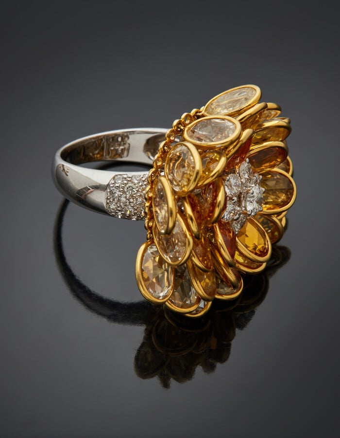 Importante BAGUE « fleur » en or jaune et or gris (750 ) les pétales articulés…