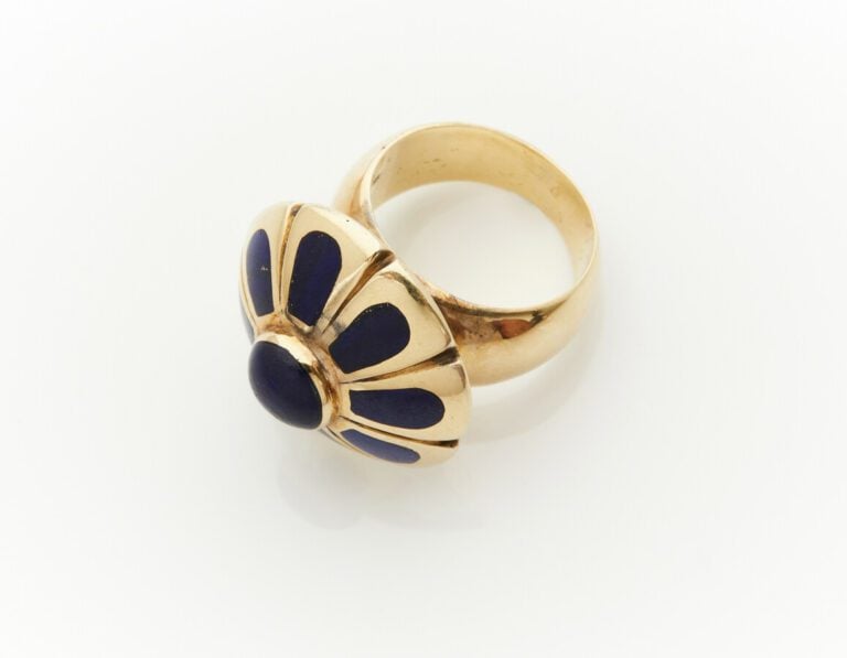 Importante BAGUE "fleur stylisée" en or jaune (585) 14 carats, ornée de huit pl…