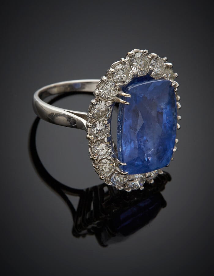 Importante BAGUE "marguerite" en or gris (750) serti d'un saphir de CEYLAN pesa…
