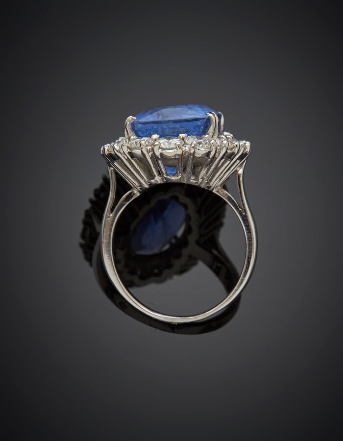 Importante BAGUE "marguerite" en or gris (750) serti d'un saphir de CEYLAN pesa…