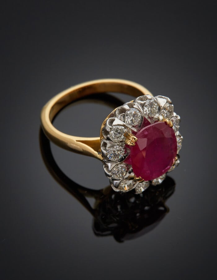 Importante BAGUE "marguerite" or jaune et or gris (750) serti d'un rubis BIRMAN…