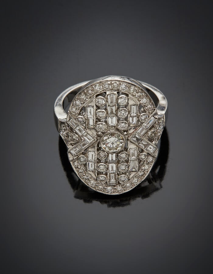 Importante BAGUE ovale en or gris (750 millièmes) ajouré, serti de diamants tai…