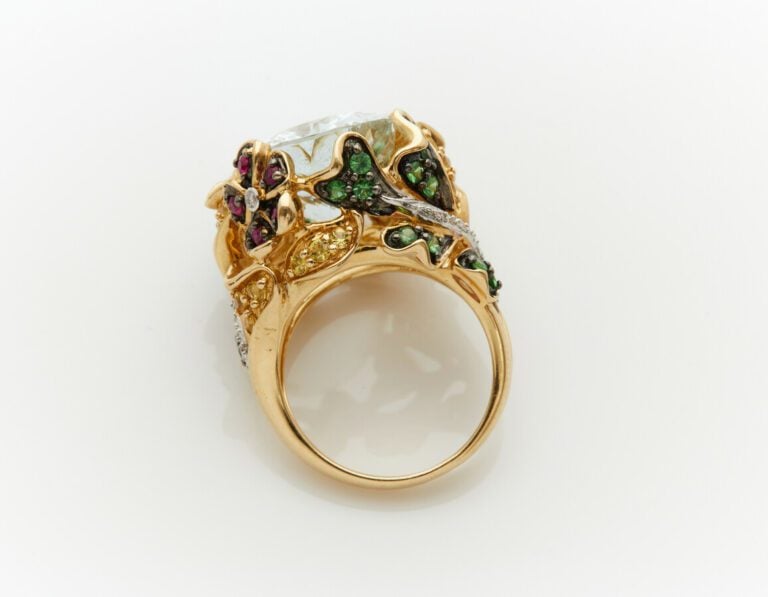 Importante BAGUE "Printemps" en or jaune, gris et noirci (750) ajouré à motifs…