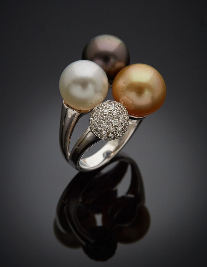 Importante BAGUE "quatre perles" en or gris (750) ajouré, serti de diamants tai…
