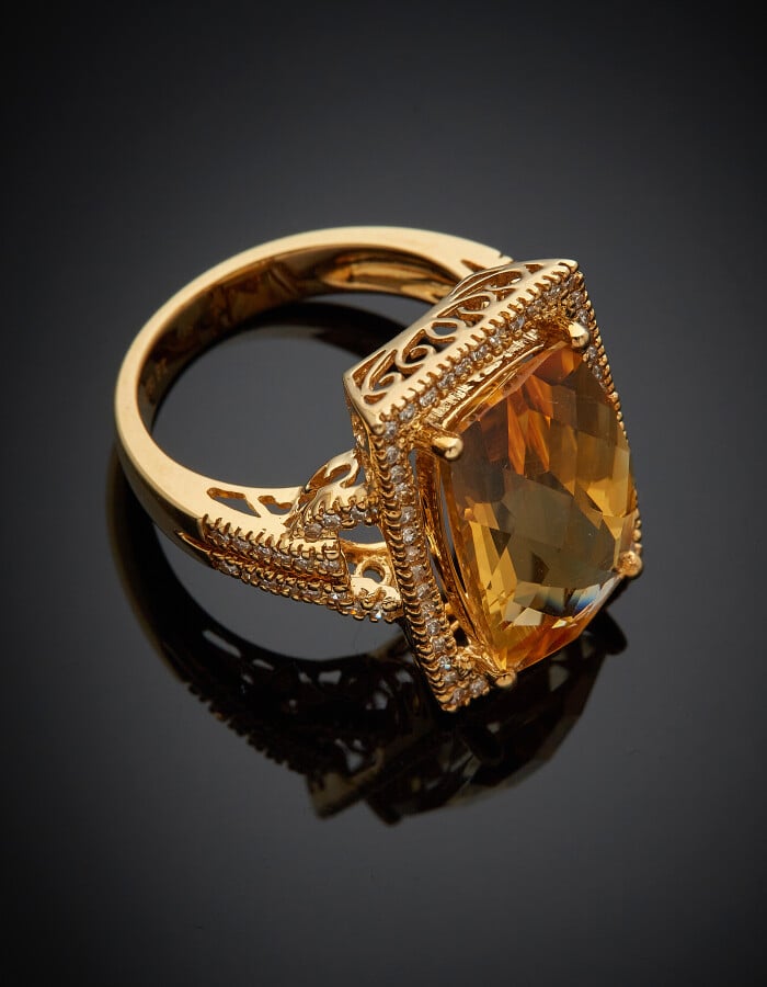 Importante BAGUE rectangulaire en or jaune (750) ajouré, centré d'une citrine f…