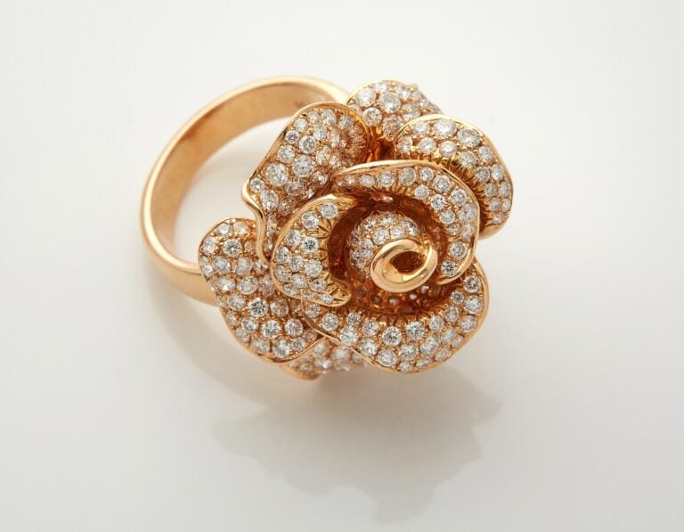 Importante BAGUE "rose" en or rose (750) sculpté, pavé de diamants taille brill…