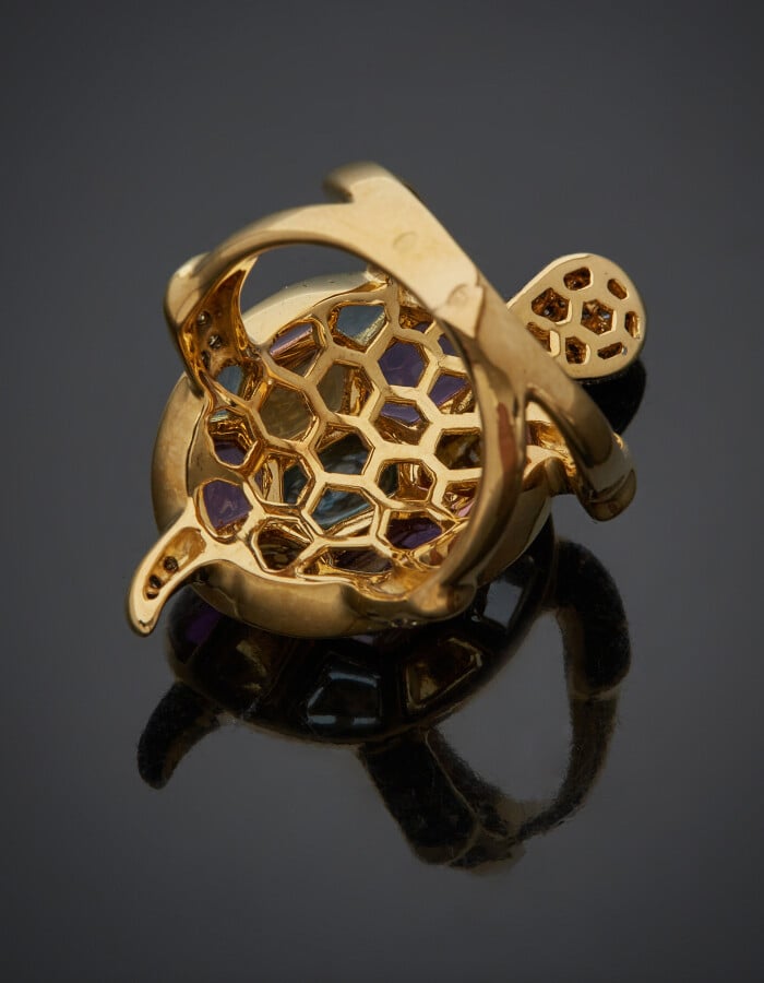Importante BAGUE "tortue" en or jaune et or noirci (750) ajouré. La carapace se…