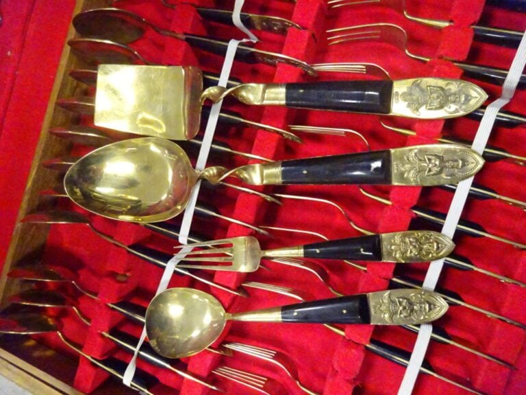 IMPORTANTE MENAGERE SIAM DANS SON COFFRET - Thailande - Service en métal doré e…