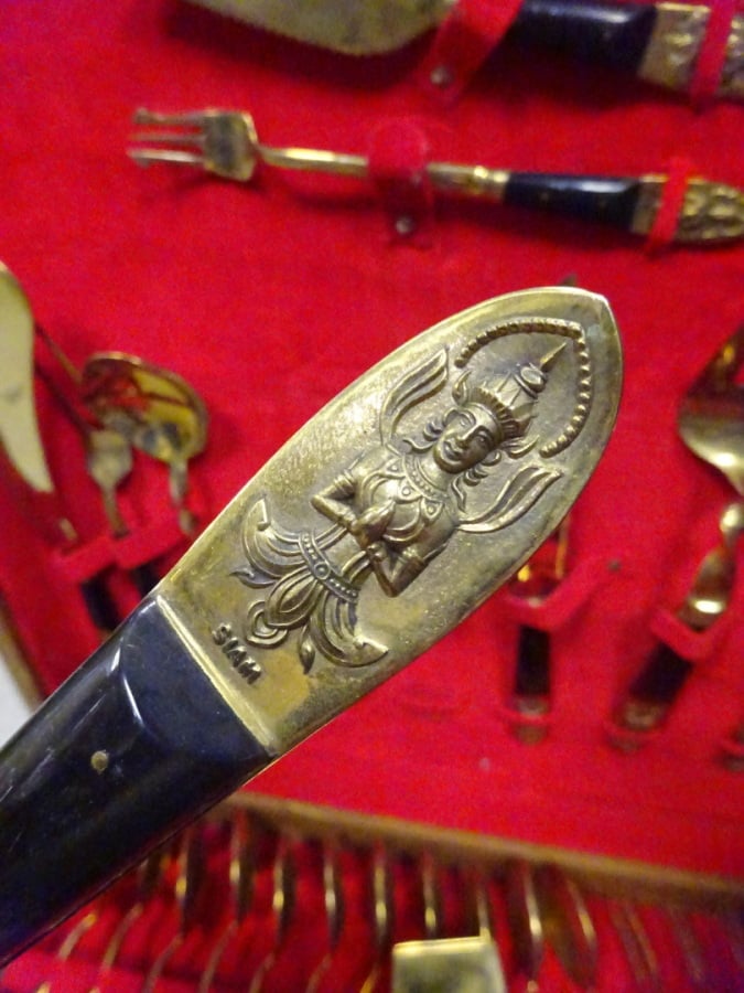 IMPORTANTE MENAGERE SIAM DANS SON COFFRET - Thailande - Service en métal doré e…