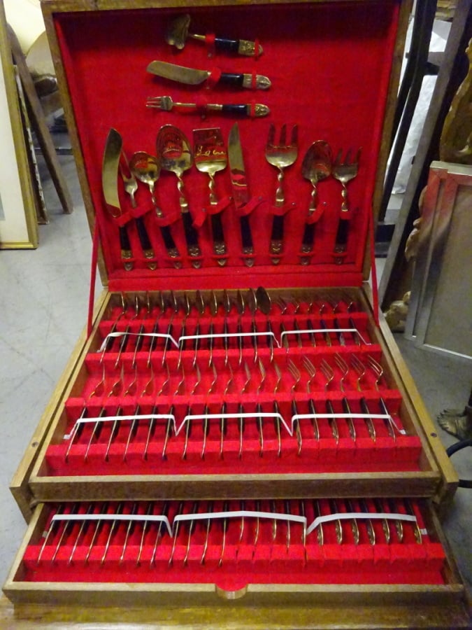 IMPORTANTE MENAGERE SIAM DANS SON COFFRET - Thailande - Service en métal doré e…