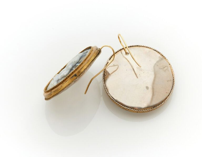Importante paire de BOUCLES d'OREILLES circulaires en vermeil (925%) orné d'un…