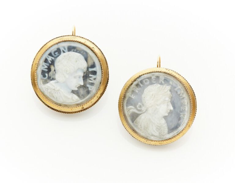 Importante paire de BOUCLES d'OREILLES circulaires en vermeil (925%) orné d'un…
