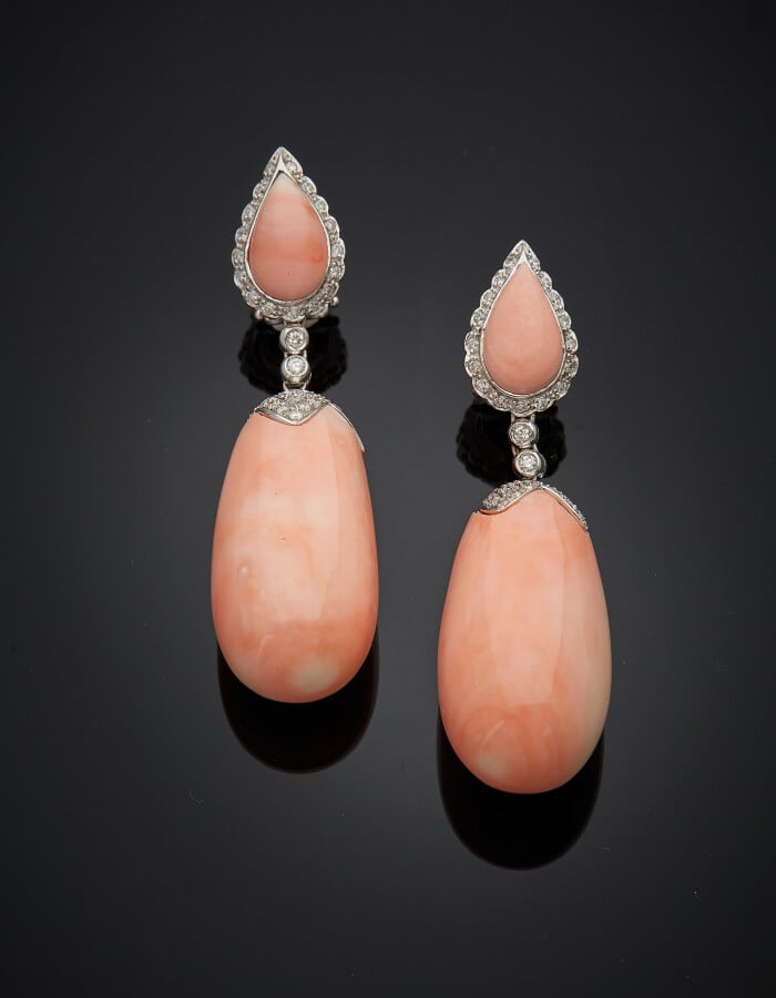 Importante paire de PENDANTS d'OREILLES "gouttes" en or gris (750) retenant cha…