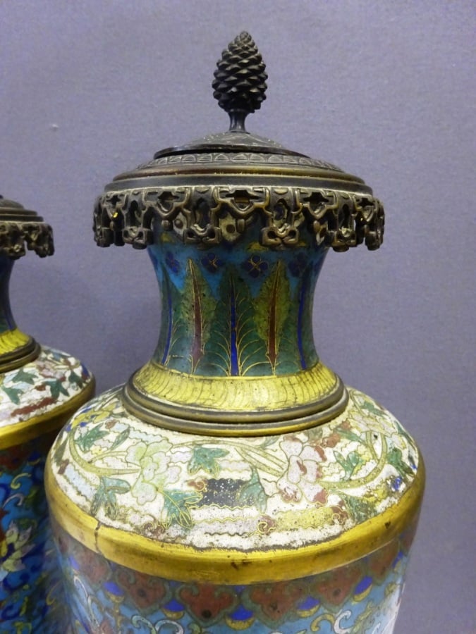 IMPORTANTE PAIRE DE VASES EN BRONZE EN EMAUX CLOISONNES - Chine, - Sur fond ble…
