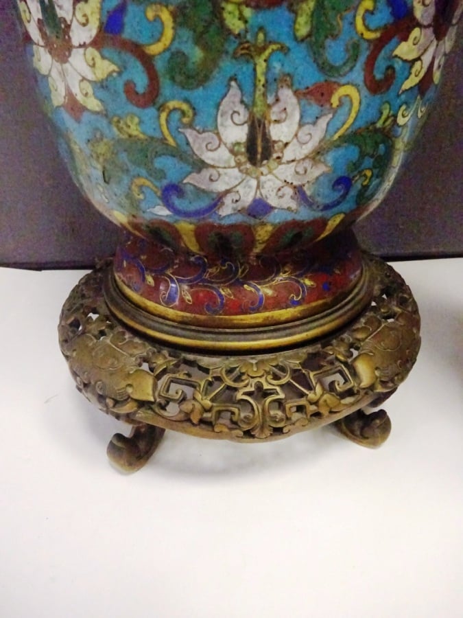 IMPORTANTE PAIRE DE VASES EN BRONZE EN EMAUX CLOISONNES - Chine, - Sur fond ble…