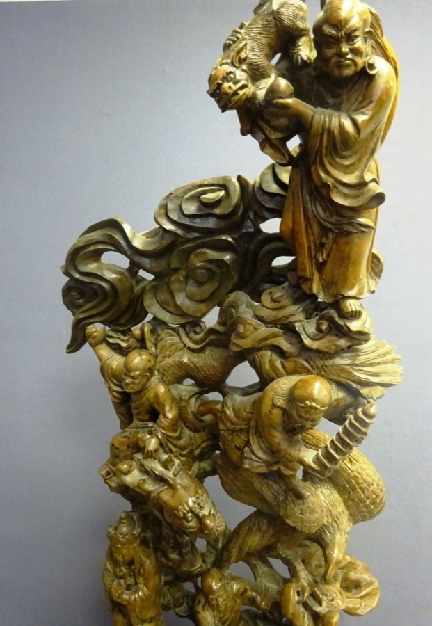 IMPORTANTE SCULPTURE EN BOIS SCULPTE - Chine, - A décor de luohans, dragon et a…