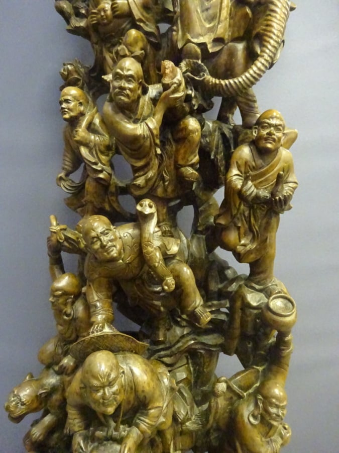 IMPORTANTE SCULPTURE EN BOIS SCULPTE - Chine, - A décor de luohans, dragon et a…