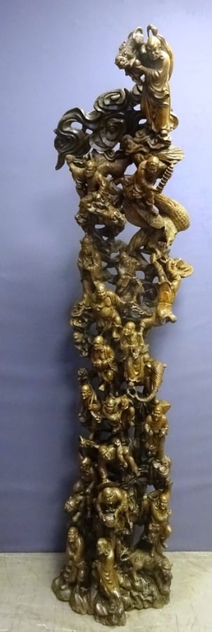 IMPORTANTE SCULPTURE EN BOIS SCULPTE - Chine, - A décor de luohans, dragon et a…