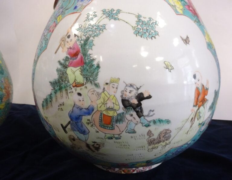 IMPORTANTE SUITE DE DEUX (2) VASES EN PORCELAINE DE FORME HU - Chine, Moderne -…