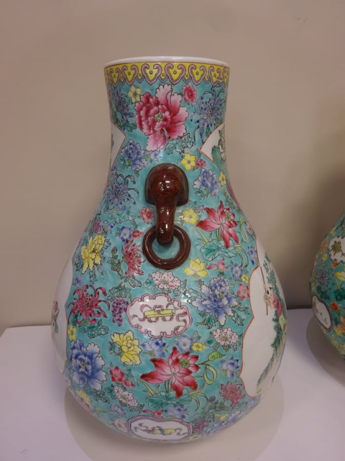 IMPORTANTE SUITE DE DEUX (2) VASES EN PORCELAINE DE FORME HU - Chine, Moderne -…