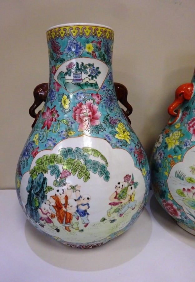 IMPORTANTE SUITE DE DEUX (2) VASES EN PORCELAINE DE FORME HU - Chine, Moderne -…