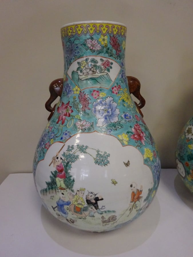 IMPORTANTE SUITE DE DEUX (2) VASES EN PORCELAINE DE FORME HU - Chine, Moderne -…