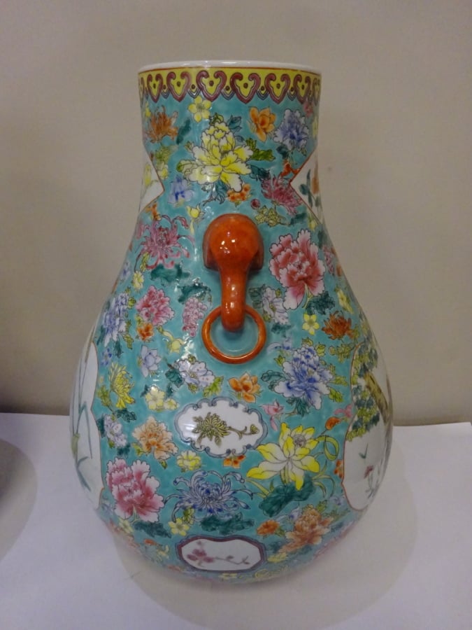 IMPORTANTE SUITE DE DEUX (2) VASES EN PORCELAINE DE FORME HU - Chine, Moderne -…