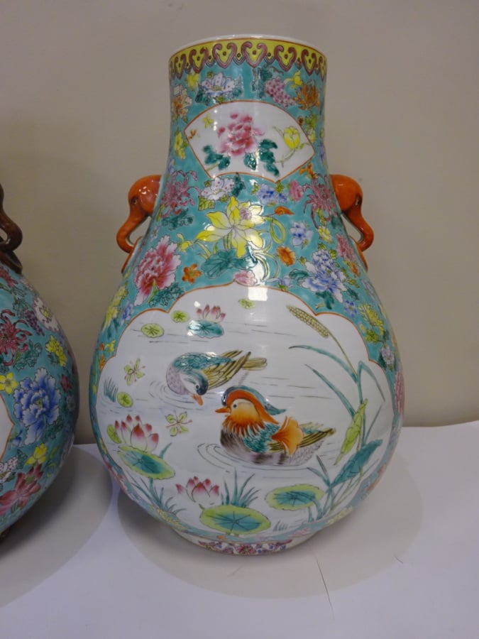 IMPORTANTE SUITE DE DEUX (2) VASES EN PORCELAINE DE FORME HU - Chine, Moderne -…