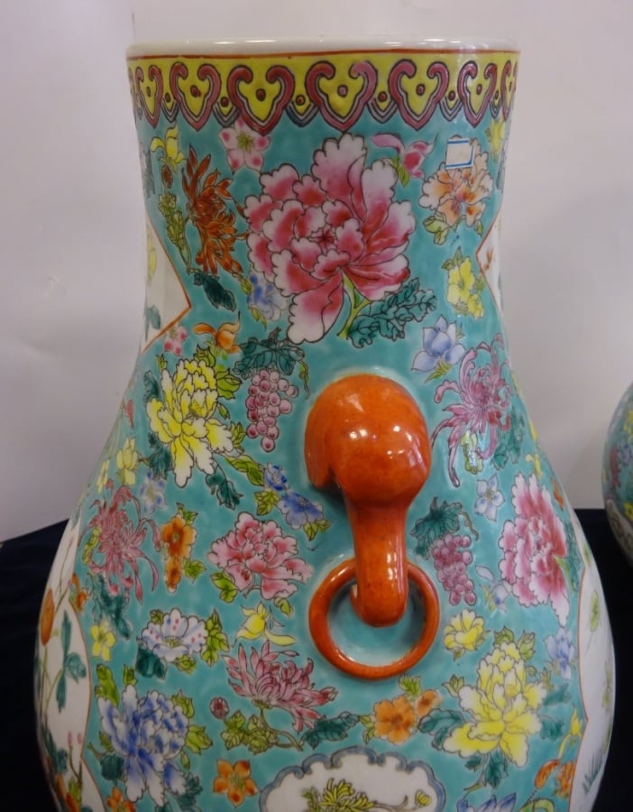 IMPORTANTE SUITE DE DEUX (2) VASES EN PORCELAINE DE FORME HU - Chine, Moderne -…