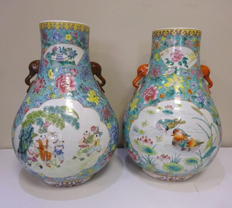 IMPORTANTE SUITE DE DEUX (2) VASES EN PORCELAINE DE FORME HU - Chine, Moderne -…