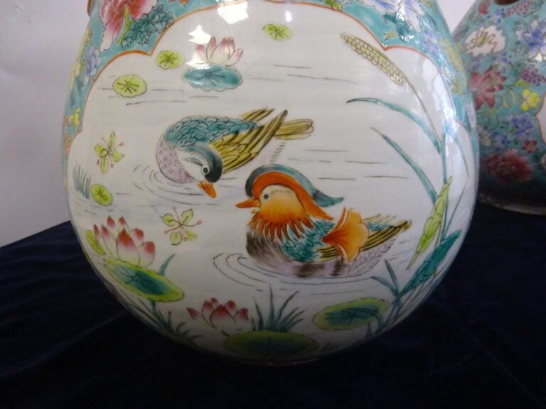 IMPORTANTE SUITE DE DEUX (2) VASES EN PORCELAINE DE FORME HU - Chine, Moderne -…