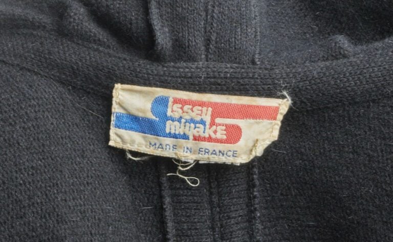 ISSEY MIYAKE - Automne-hiver 1975 - MANTEAU à capuche en épais jersey de laine…