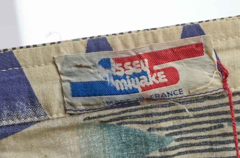 ISSEY MIYAKE - Printemps-été 1976 - CORSAGE en coton imprimé à décor géométriqu…