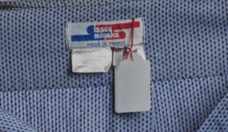 ISSEY MIYAKE - Printemps-été 1976 - ROBE en coton lavande façonné pointillé, ta…