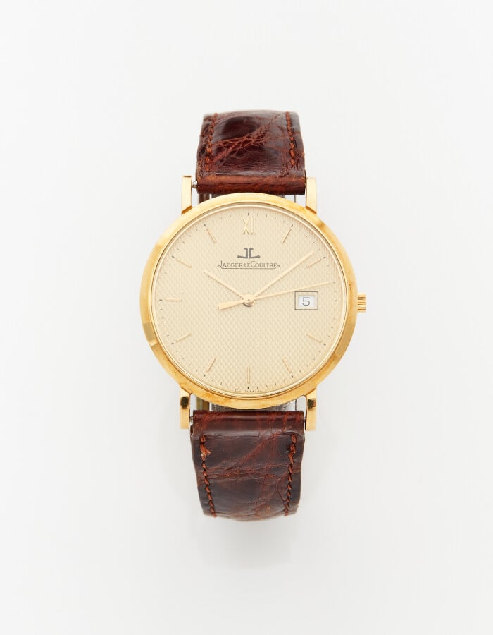 JAEGER LECOULTRE - BRACELET MONTRE ronde en or jaune (750). Le fond monogrammé…