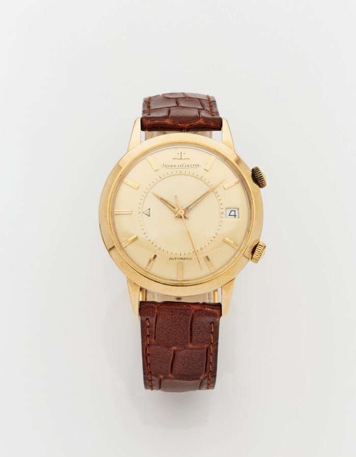 JAEGER LECOULTRE - BRACELET MONTRE ronde "Memovox" en métal doré. Cadran doré,…
