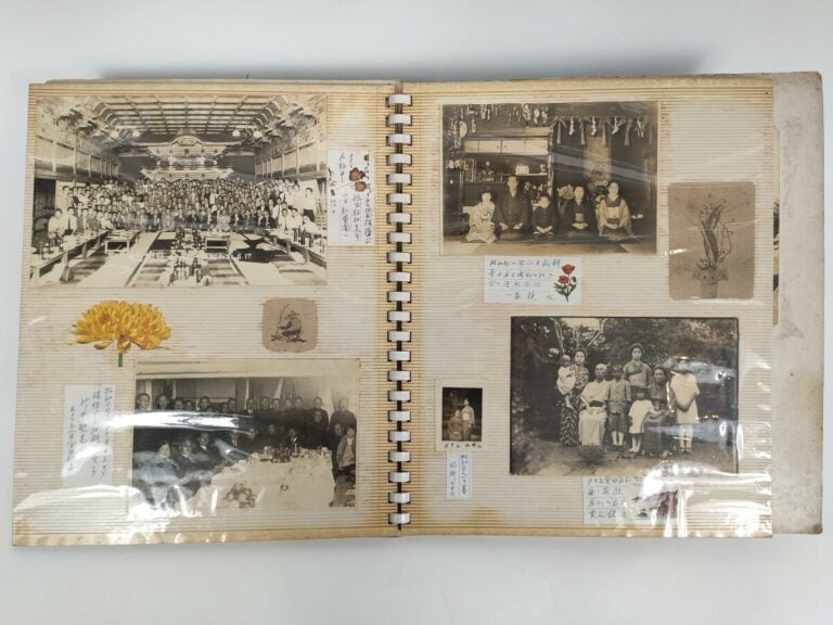 Japon - Un album photos, comprenant plusieurs photos de scènes de vie de famill…