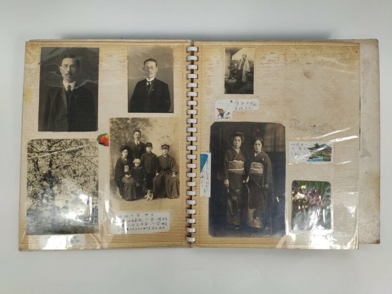 Japon - Un album photos, comprenant plusieurs photos de scènes de vie de famill…