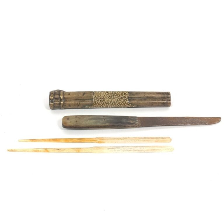 JAPON, XIXème, début XXème - Couverts de Voyage , comprenant deux baguettes en…