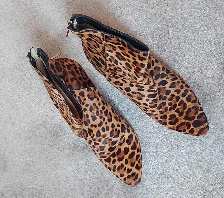 Jimmy CHOO - Paire de bottines en cuir façon poulain à imprimé léopard ; talons…